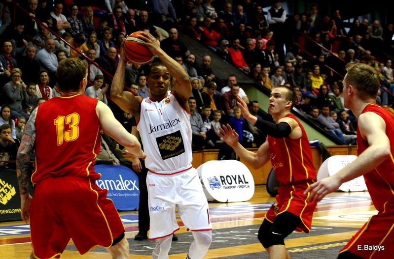 Pewna wygrana koszykarzy (zdjęcia)