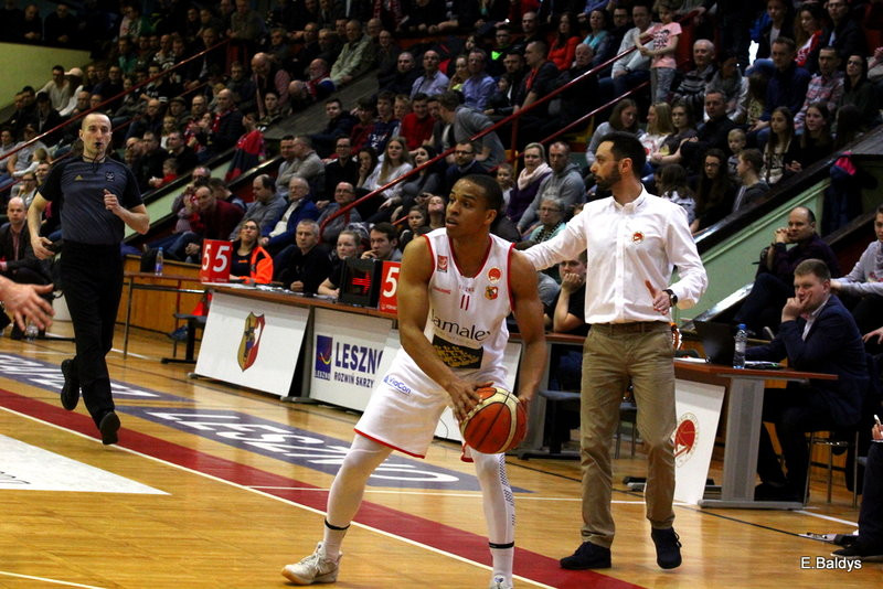 Pewna wygrana koszykarzy (zdjęcia)