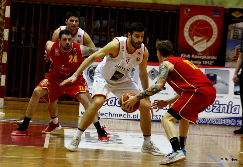 Pewna wygrana koszykarzy (zdjęcia)