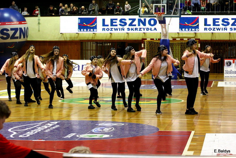 Pewna wygrana koszykarzy (zdjęcia)