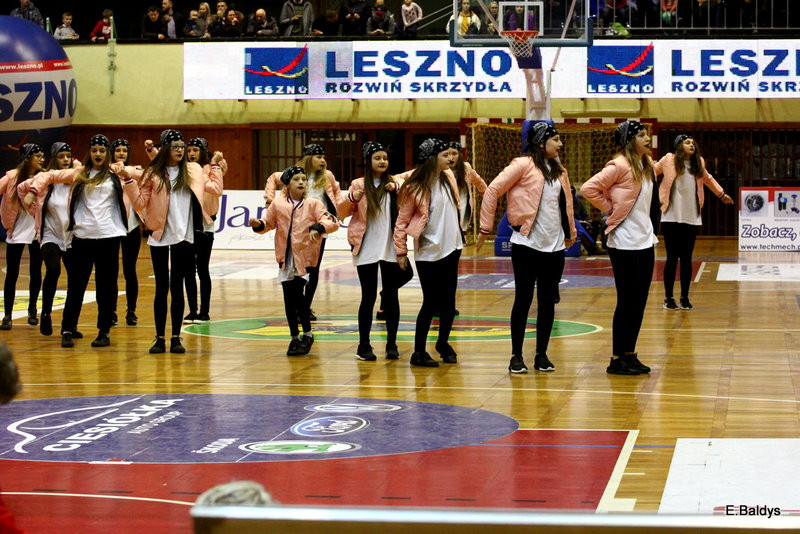 Pewna wygrana koszykarzy (zdjęcia)