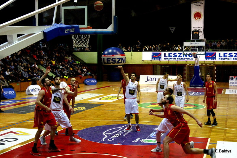 Pewna wygrana koszykarzy (zdjęcia)