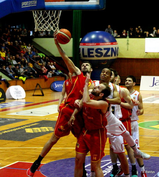 Pewna wygrana koszykarzy (zdjęcia)