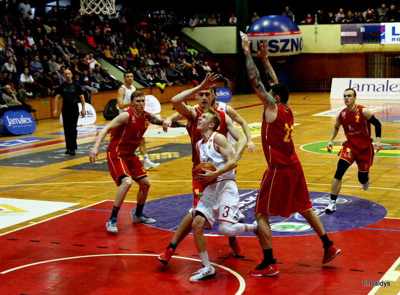 Pewna wygrana koszykarzy (zdjęcia)