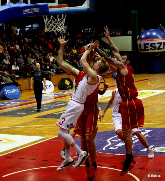 Pewna wygrana koszykarzy (zdjęcia)