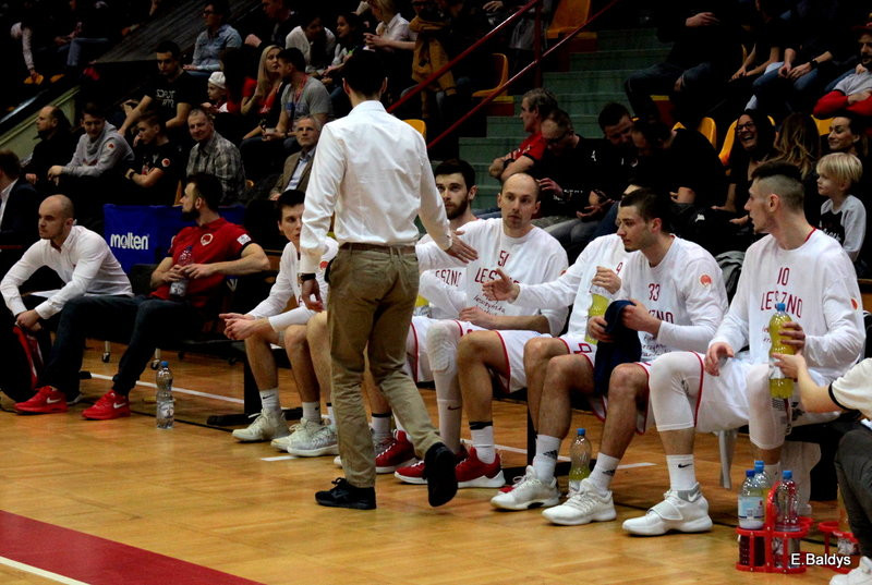 Pewna wygrana koszykarzy (zdjęcia)