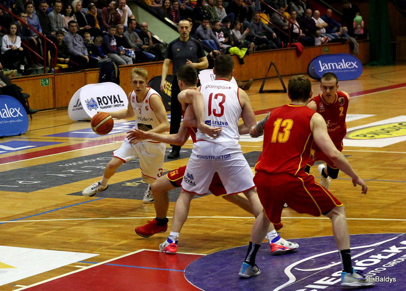 Pewna wygrana koszykarzy (zdjęcia)