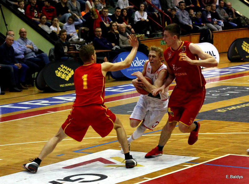 Pewna wygrana koszykarzy (zdjęcia)