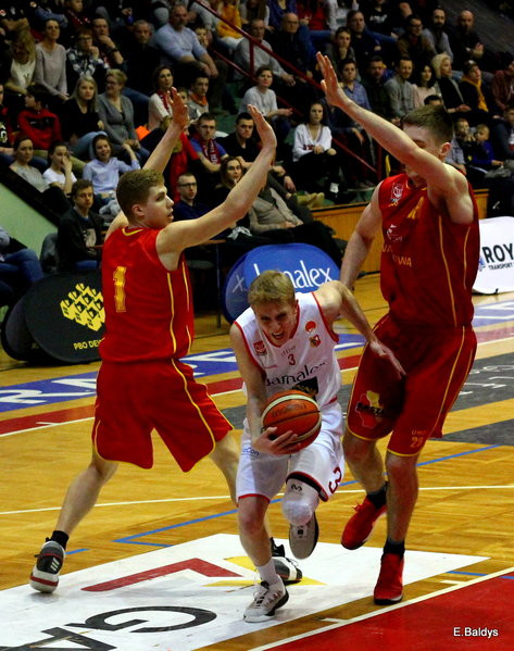 Pewna wygrana koszykarzy (zdjęcia)