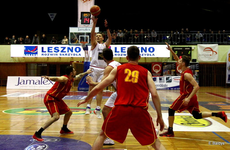 Pewna wygrana koszykarzy (zdjęcia)