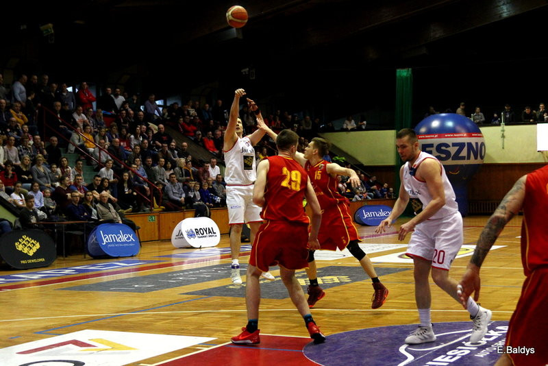 Pewna wygrana koszykarzy (zdjęcia)