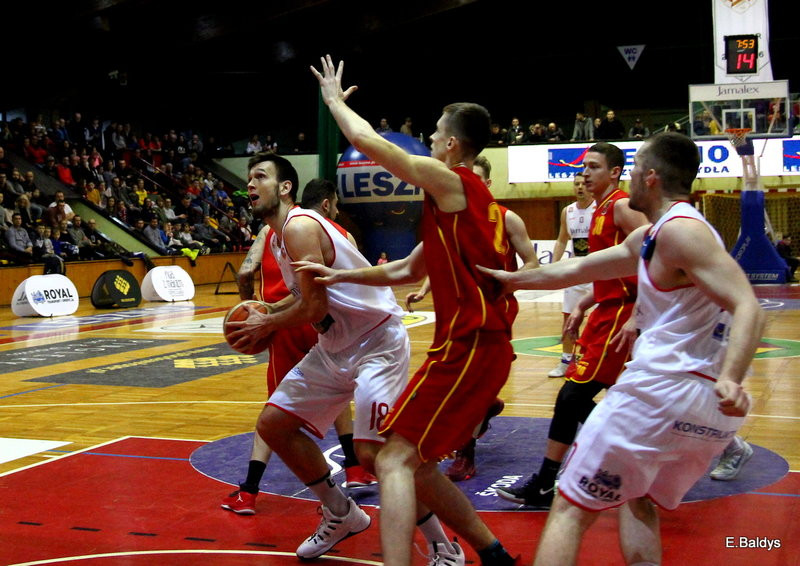Pewna wygrana koszykarzy (zdjęcia)