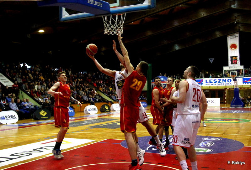 Pewna wygrana koszykarzy (zdjęcia)