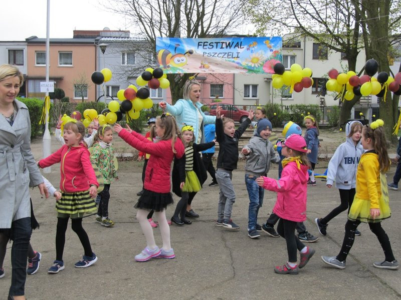 Atak pszczół w centrum Leszna (zdjęcia)