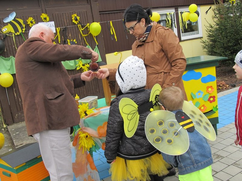 Atak pszczół w centrum Leszna (zdjęcia)
