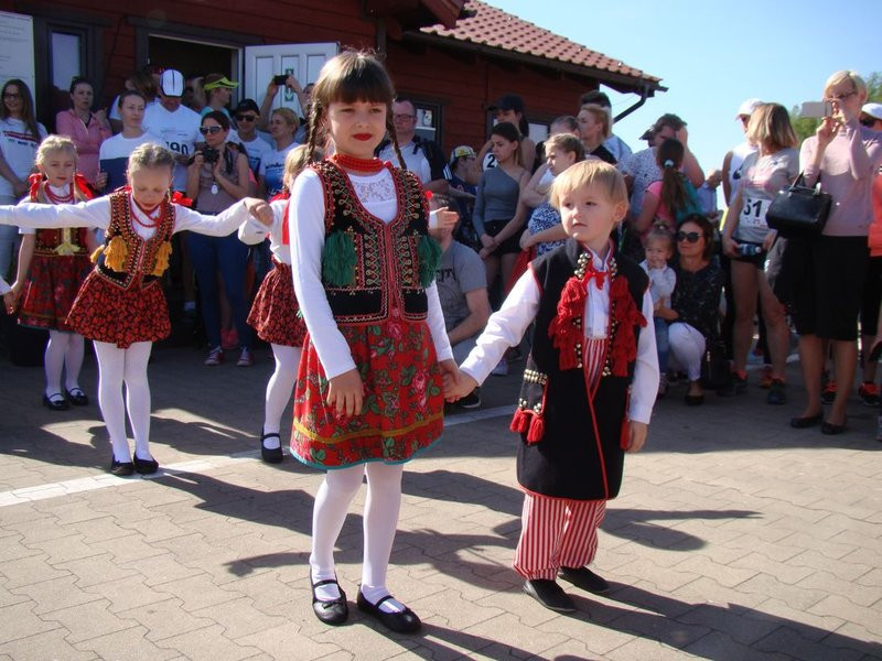 Biegli, szli z kijkami, jechali na rolkach (zdjęcia)