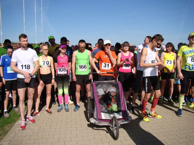 Biegli, szli z kijkami, jechali na rolkach (zdjęcia)