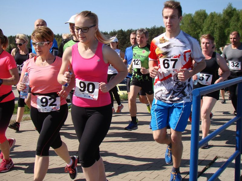 Biegli, szli z kijkami, jechali na rolkach (zdjęcia)