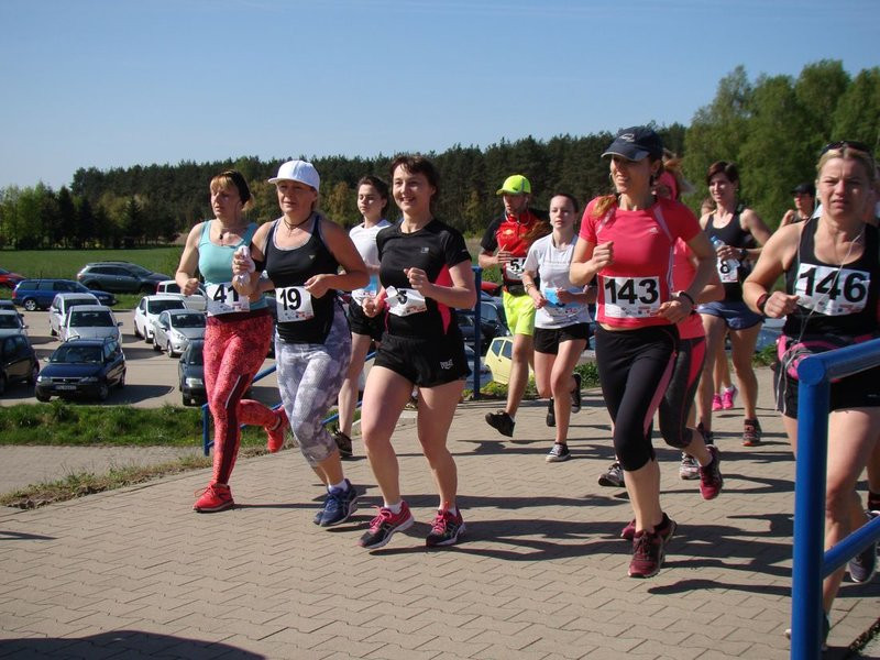 Biegli, szli z kijkami, jechali na rolkach (zdjęcia)