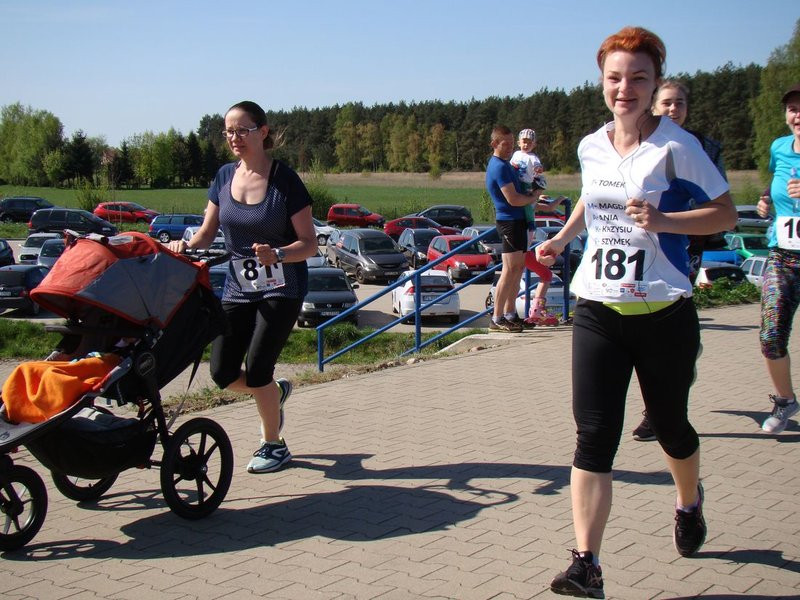 Biegli, szli z kijkami, jechali na rolkach (zdjęcia)