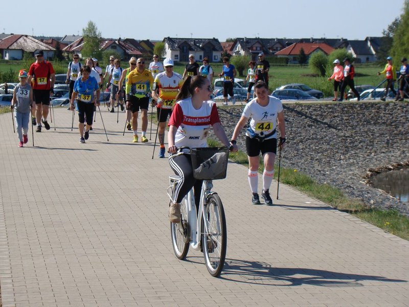 Biegli, szli z kijkami, jechali na rolkach (zdjęcia)