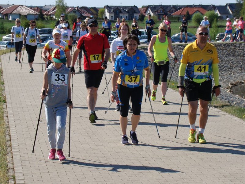 Biegli, szli z kijkami, jechali na rolkach (zdjęcia)