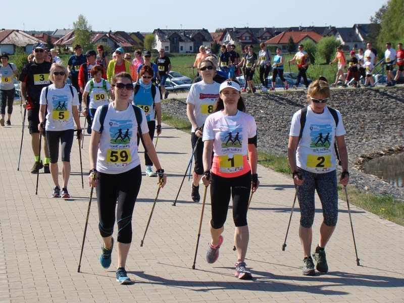 Biegli, szli z kijkami, jechali na rolkach (zdjęcia)