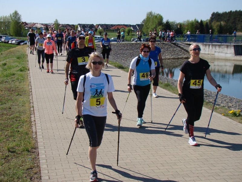 Biegli, szli z kijkami, jechali na rolkach (zdjęcia)