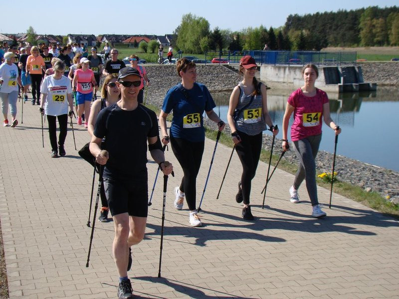 Biegli, szli z kijkami, jechali na rolkach (zdjęcia)