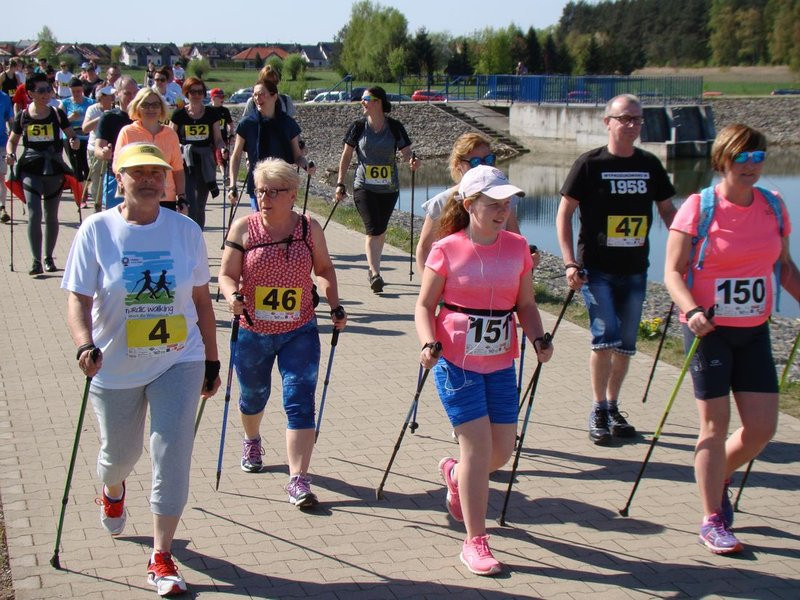 Biegli, szli z kijkami, jechali na rolkach (zdjęcia)