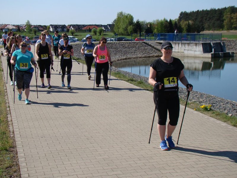 Biegli, szli z kijkami, jechali na rolkach (zdjęcia)