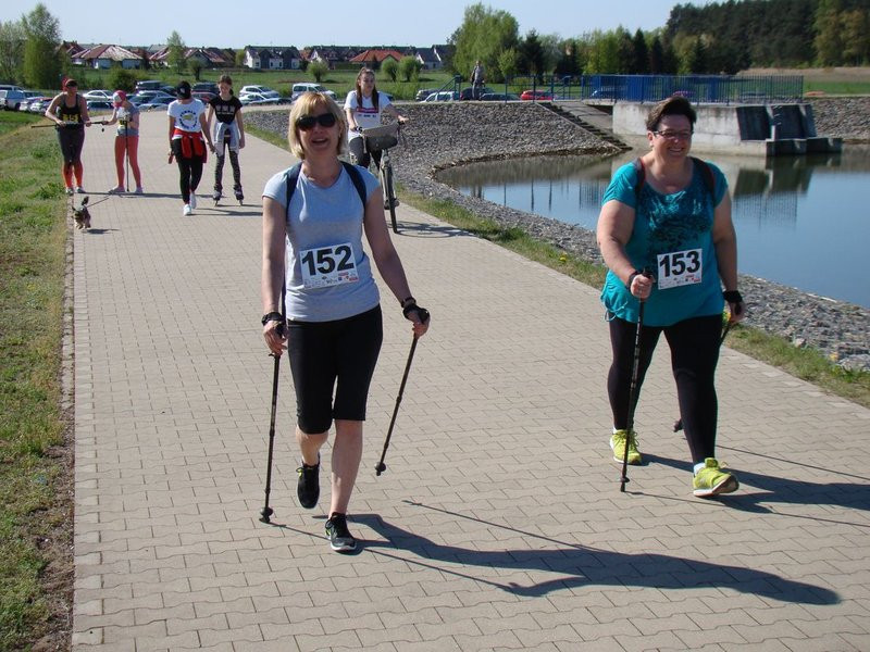 Biegli, szli z kijkami, jechali na rolkach (zdjęcia)