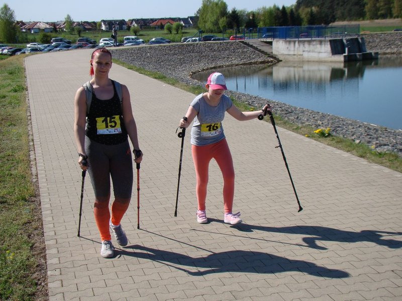 Biegli, szli z kijkami, jechali na rolkach (zdjęcia)