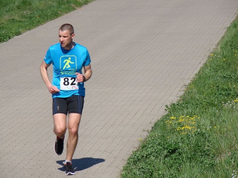 Biegli, szli z kijkami, jechali na rolkach (zdjęcia)