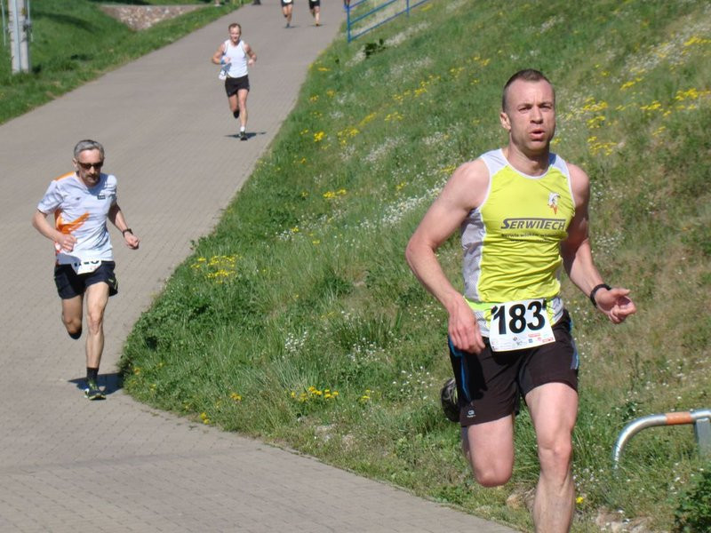 Biegli, szli z kijkami, jechali na rolkach (zdjęcia)