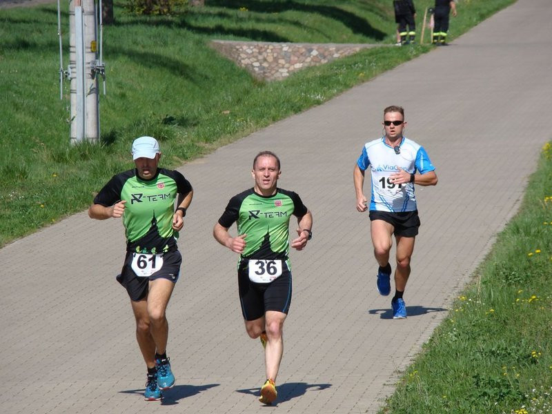 Biegli, szli z kijkami, jechali na rolkach (zdjęcia)