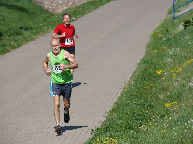 Biegli, szli z kijkami, jechali na rolkach (zdjęcia)