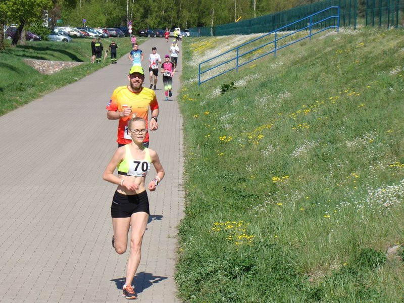 Biegli, szli z kijkami, jechali na rolkach (zdjęcia)