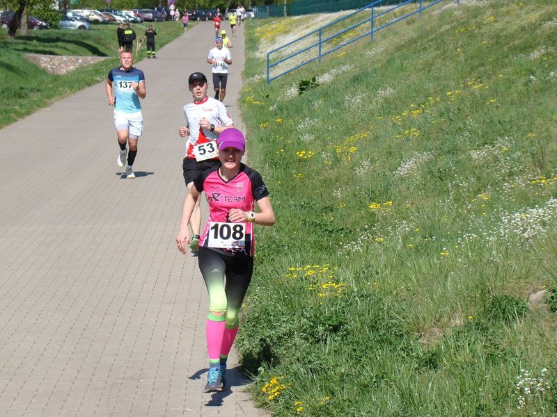 Biegli, szli z kijkami, jechali na rolkach (zdjęcia)