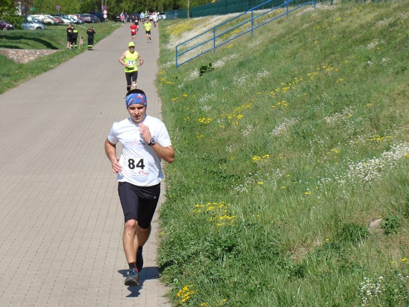 Biegli, szli z kijkami, jechali na rolkach (zdjęcia)