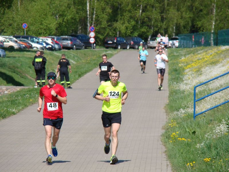 Biegli, szli z kijkami, jechali na rolkach (zdjęcia)