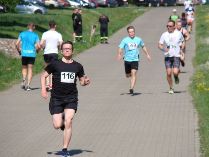 Biegli, szli z kijkami, jechali na rolkach (zdjęcia)