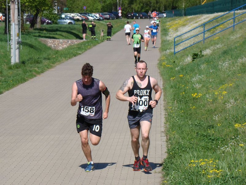 Biegli, szli z kijkami, jechali na rolkach (zdjęcia)