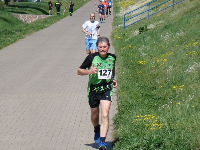 Biegli, szli z kijkami, jechali na rolkach (zdjęcia)