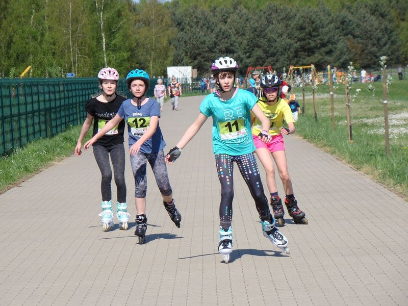 Biegli, szli z kijkami, jechali na rolkach (zdjęcia)