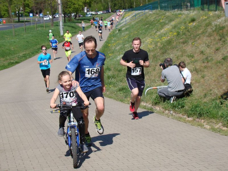 Biegli, szli z kijkami, jechali na rolkach (zdjęcia)
