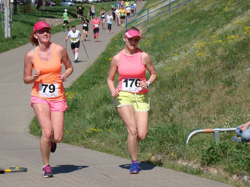 Biegli, szli z kijkami, jechali na rolkach (zdjęcia)