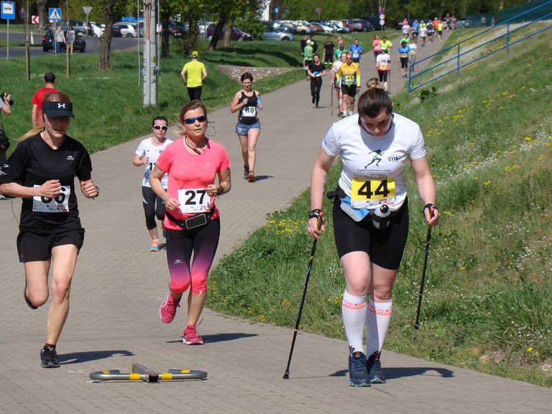 Biegli, szli z kijkami, jechali na rolkach (zdjęcia)