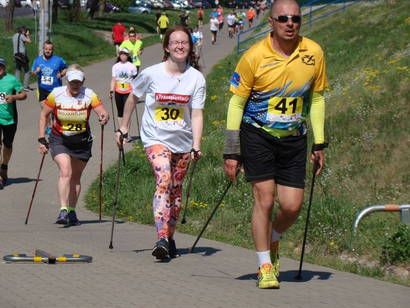 Biegli, szli z kijkami, jechali na rolkach (zdjęcia)