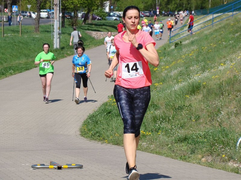 Biegli, szli z kijkami, jechali na rolkach (zdjęcia)